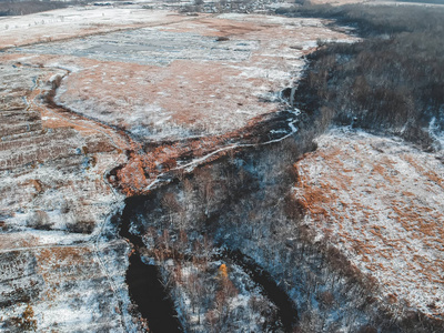 冬季森林和河流的鸟瞰图。树上覆盖着雪。冬天。白雪覆盖的田野。芬兰