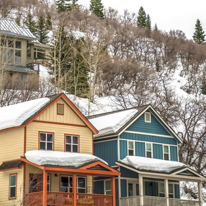 冬季，犹他州公园城雪山上的方形框架豪华山地住宅