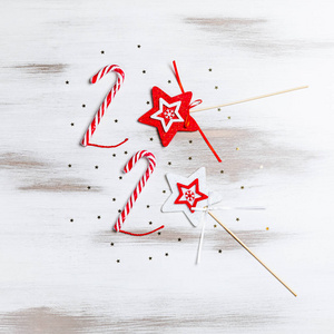 2020年新年。圣诞快乐，节日快乐贺卡。圣诞作文。木质白色背景上的红色装饰。冬天，新年的概念。平面布置，俯视图，复制空间