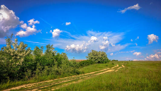 旅游业 喀尔巴阡山 村庄 天空 风景 领域 黄昏 干草堆
