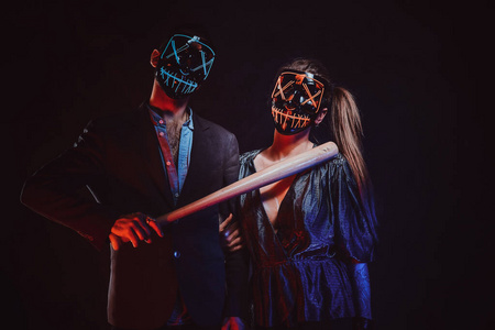戴着蝙蝠面具的疯狂情侣肖像照片