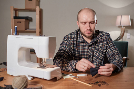 裁缝用羊毛织物做领结。在纺织工作室用缝纫机工作。