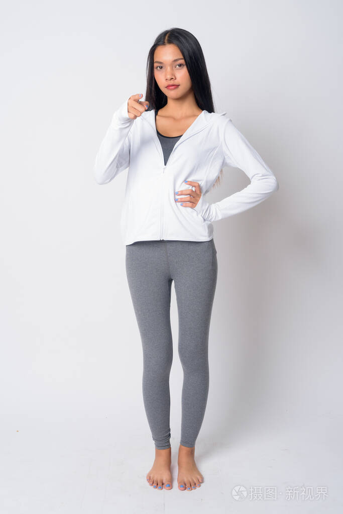 亚洲年轻女子指着相机准备健身的全身照照片-正版商用图片25qkgn-摄图