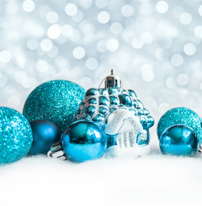 雪背景上的圣诞蓝色装饰。