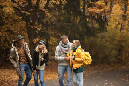 一群朋友在秋天公园散步