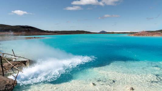 蓝湖在Hverir Myvatn地热区，有沸腾的泥浆池和热气腾腾的喷气孔，冰岛