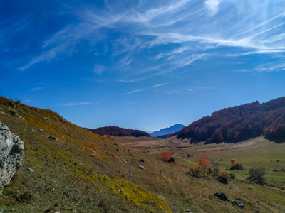 遥远山区的宁静自然，秋天徒步旅行和攀爬，在自然保护区和原始自然区