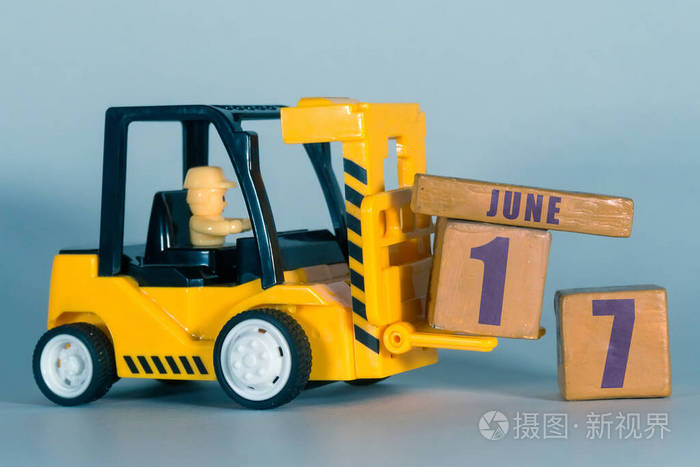 6月17日 月的第17天 施工或仓库日历 黄色玩具叉车装载有日期的木块 工作计划和时间管理 夏季月份 一年中的一天的概念照片 正版商用图片25qmtj 摄图新视界