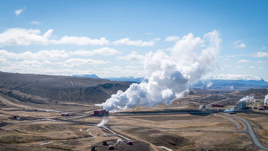 冰岛Hverir Myvatn地热区的地热设施，带沸腾的泥浆池和蒸汽喷泉