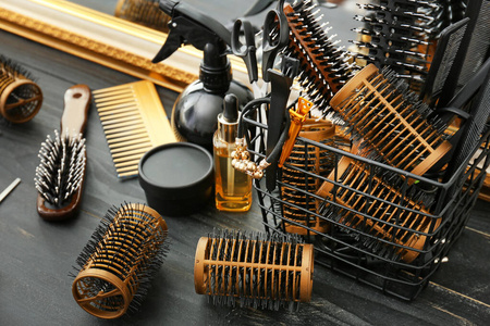 专业美发师的工具在沙龙的桌子上