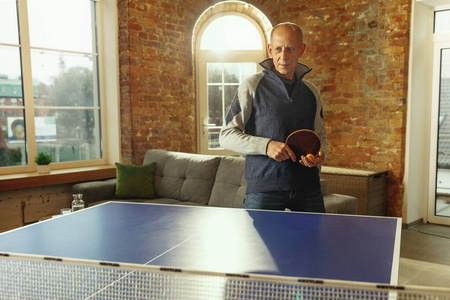 老男人在办公室打乒乓球，玩得开心