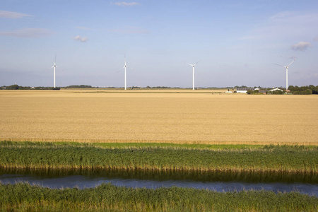 用风力涡轮机生产可再生能源的一个例子