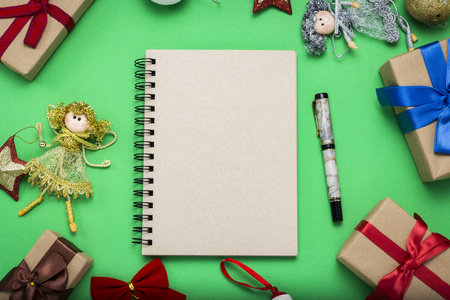 一个干净的页面和圣诞树装饰的笔记本，新的Y