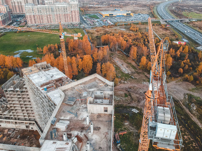 住宅楼塔吊施工鸟瞰图。秋天，俄罗斯圣彼得堡。