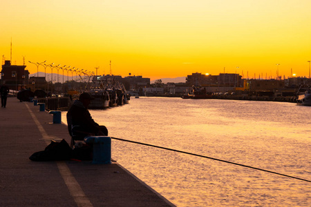 日出时的菲乌米奇诺港。