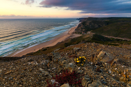 夕阳西下的科尔多瓦。Vila do Bisp附近的Praia do Cordoama