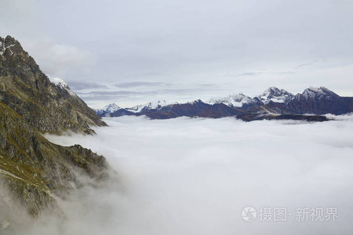 勃朗峰云层环绕的阿尔卑斯山鸟瞰图