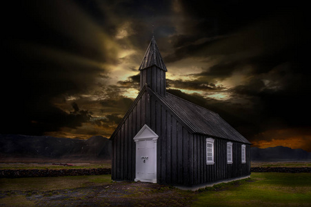 这座名叫Bakirkja的黑色小教堂孤零零地坐落在一片熔岩中