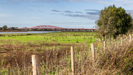 荷兰红火车桥