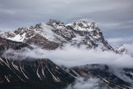 博伊特山谷全景图和最高的山安特劳山