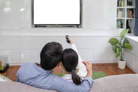 年轻的家庭，男人和女人一起看电视