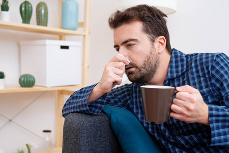 生病的男人图片