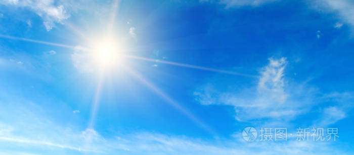 蓝天中午明亮的太阳照亮了太空宽照片