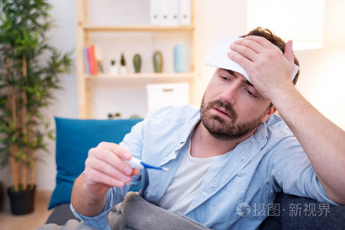 在家患感冒和流感的男人肖像