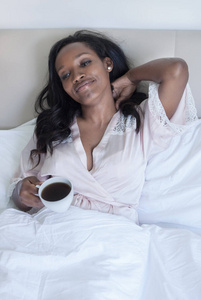 女人在床上喝咖啡