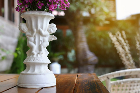 室外花园白花瓶粉刷装饰