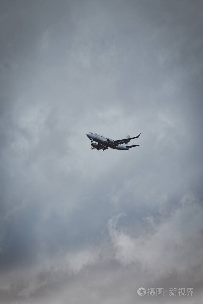 雨后阴云密布的飞机正从机场起飞