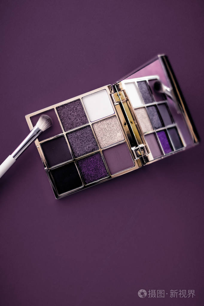 眼影调色板和化妆刷在紫色背景眼睛什