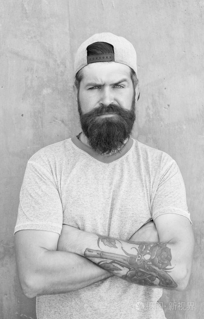 凶残的男人,脸严肃,双手交叉照片-正版商