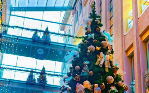 多层购物中心装饰精美的圣诞树