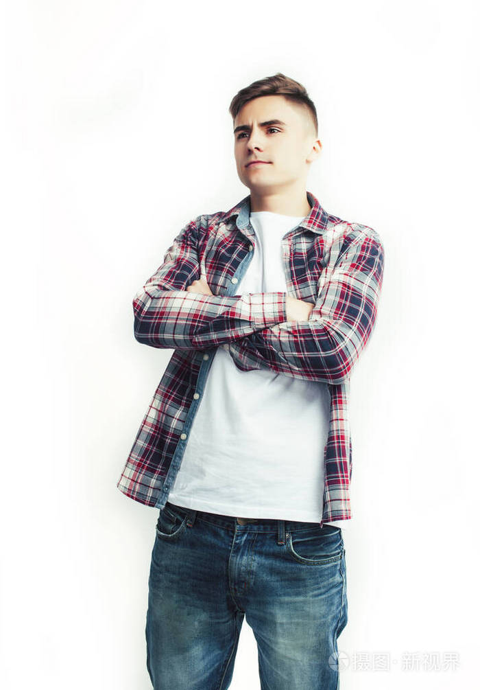 年轻帅气的少年潮男摆出感性的姿势在白色背景下开心微笑与世隔绝生活