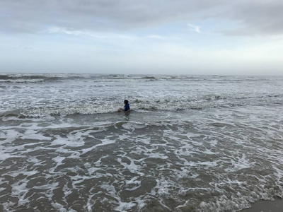 男孩 地平线 旅行 旅游业 自然 天气 波动 风景 海岸