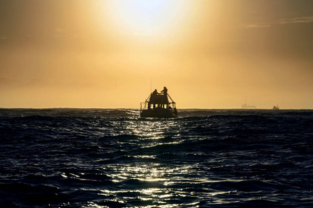 海景 薄雾 傍晚 阳光 波浪 划船 太阳 自然 假期 钓鱼