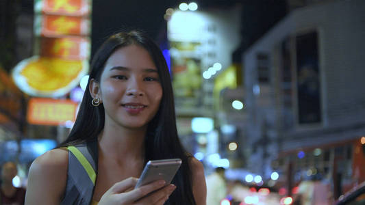 旅游概念。漂亮的女孩在玩手机