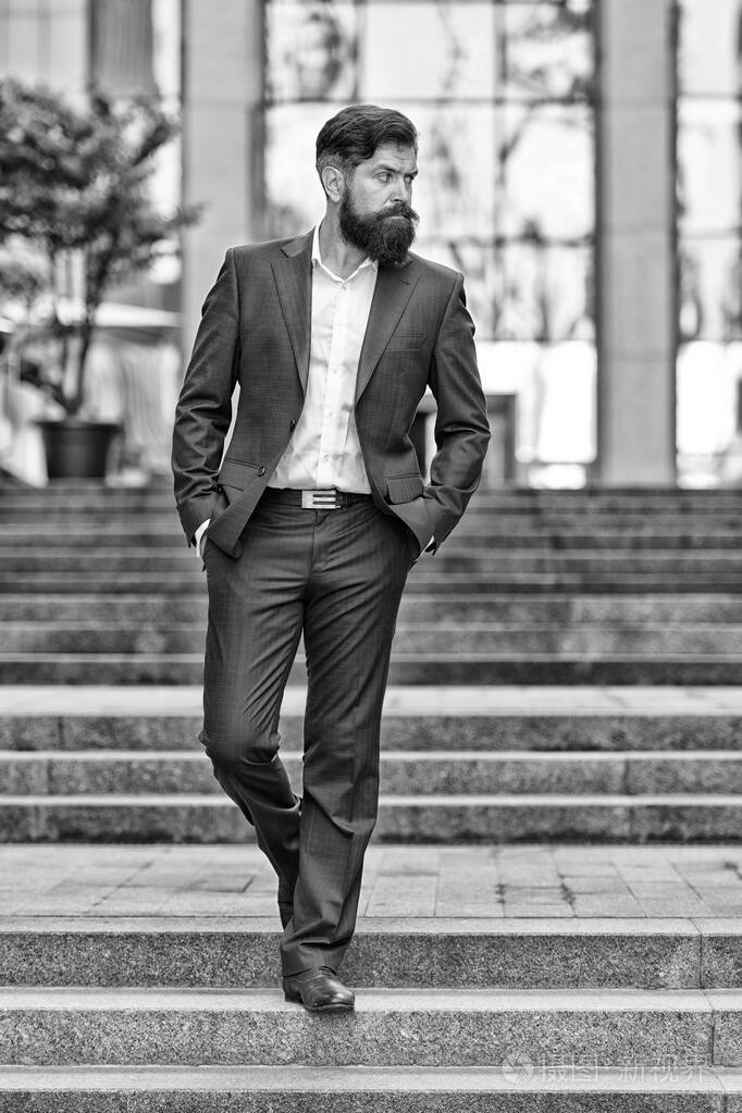 商业成功 商人经纪人 百万富翁 穿着时尚西装的帅哥房地产经纪人 现代生活 积极进取的企业家 正式的男性时尚 自信 的商人 经纪人概照片 正版商用图片25rznp 摄图新视界