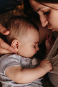 母亲和新生儿的肖像。小男孩在睡觉