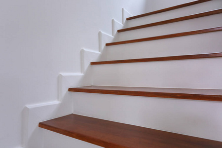 住宅棕色木楼梯白墙现代棕色橡木楼梯和门在新装修的房子地板楼梯从