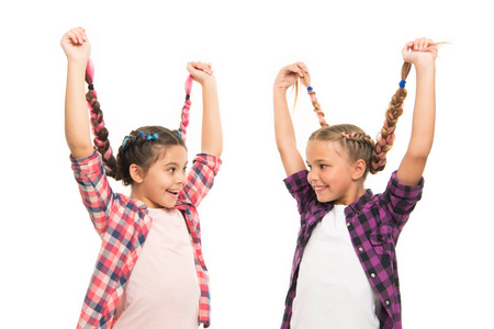 打造简单而华丽的发型。快乐的孩子们梳着辫子发型。可爱的小女孩留着长辫子。让发型看起来轻松自在。发廊