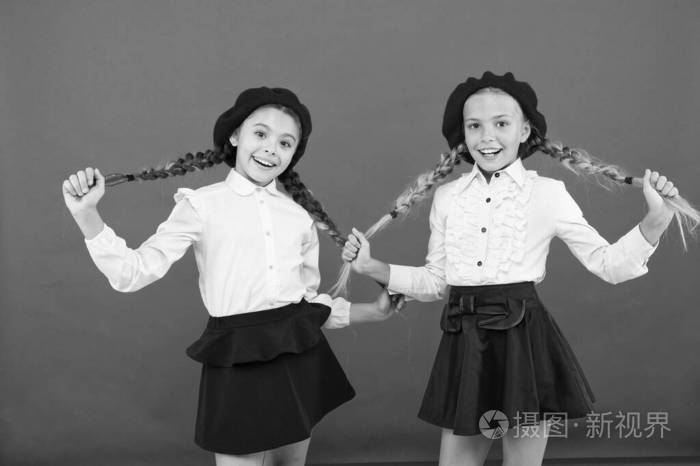 戴着法国贝雷帽的小女孩 友谊和姐妹情谊 最好的朋友 国外教育 儿童时尚 国际交换学校计划 学校的朋友们 快乐的穿制服 的孩子们 法照片 正版商用图片25s1yr 摄图新视界 戴着法国贝雷帽的小女孩 友谊和姐妹情谊 最好的朋友 国外教育 儿童时尚 国际交换学校计划 学校的朋友们 快乐的穿制服 的孩子们 法照片 正版商用图片25s1yr 摄图新视界