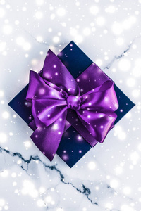 寒假礼盒紫绸蝴蝶结，雪上闪闪发光