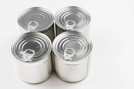 白色背景上的一组银色罐头食品。