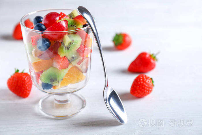 桌上有美味水果沙拉的玻璃杯照片-正版商用图片25s5r3-摄图新视界