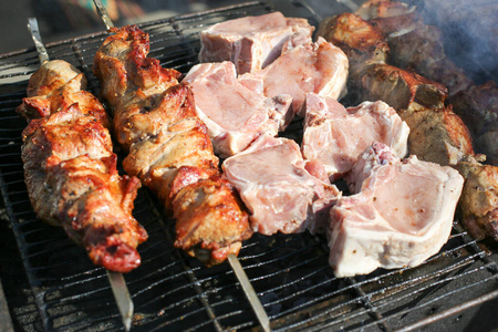 烤猪肉串的过程。