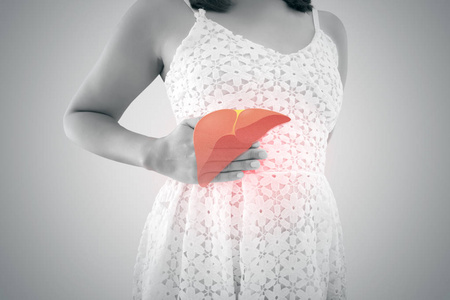 灰色背景下女人的肝脏照片