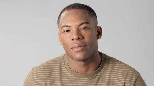 演播室里的黑人混血男子在灰色镜头中向左转头照片