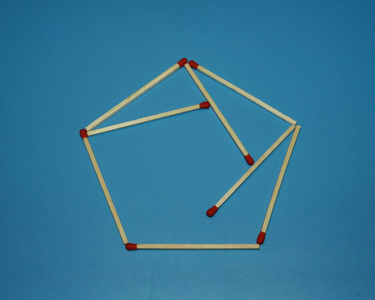 木制火柴棒逻辑拼图任务几何形状五边形照片